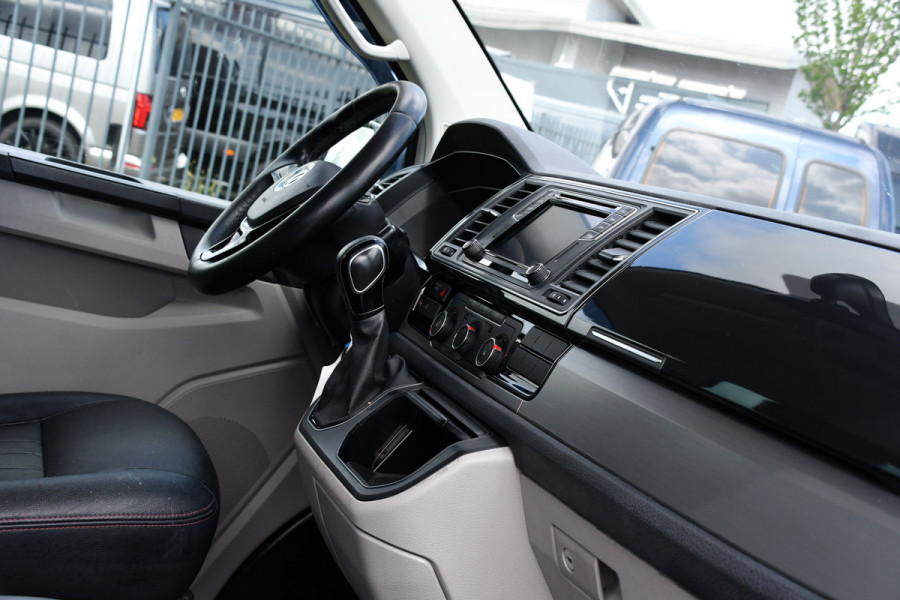 Volkswagen Transporter 2.0 TDI L2H1 DC Highline Adaptieve Cruise, Camera, Carplay, NAVI, Automaat, Trekhaak, LED, 150pk, Uniek!