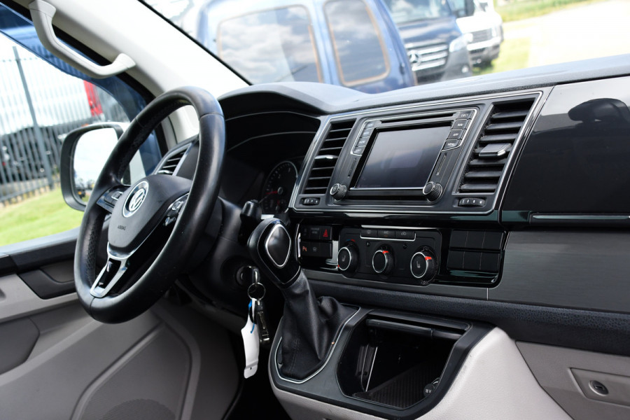 Volkswagen Transporter 2.0 TDI L2H1 DC Highline Adaptieve Cruise, Camera, Carplay, NAVI, Automaat, Trekhaak, LED, 150pk, Uniek!