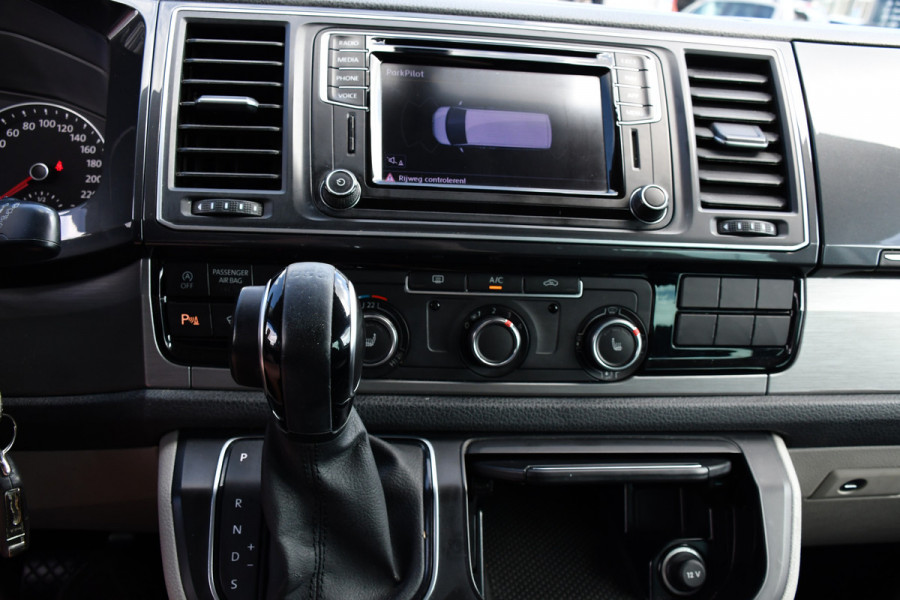 Volkswagen Transporter 2.0 TDI L2H1 DC Highline Adaptieve Cruise, Camera, Carplay, NAVI, Automaat, Trekhaak, LED, 150pk, Uniek!