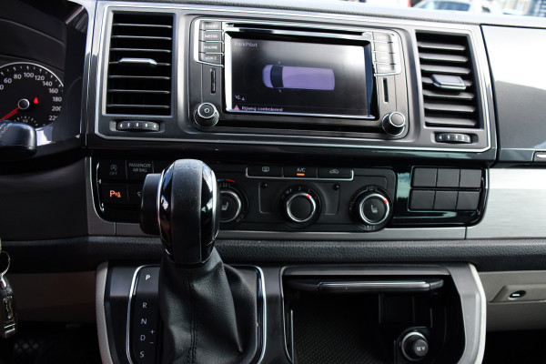 Volkswagen Transporter 2.0 TDI L2H1 DC Highline Adaptieve Cruise, Camera, Carplay, NAVI, Automaat, Trekhaak, LED, 150pk, Uniek!