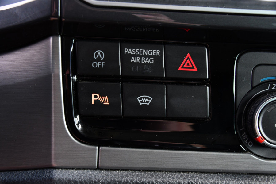 Volkswagen Transporter 2.0 TDI L2H1 DC Highline Adaptieve Cruise, Camera, Carplay, NAVI, Automaat, Trekhaak, LED, 150pk, Uniek!