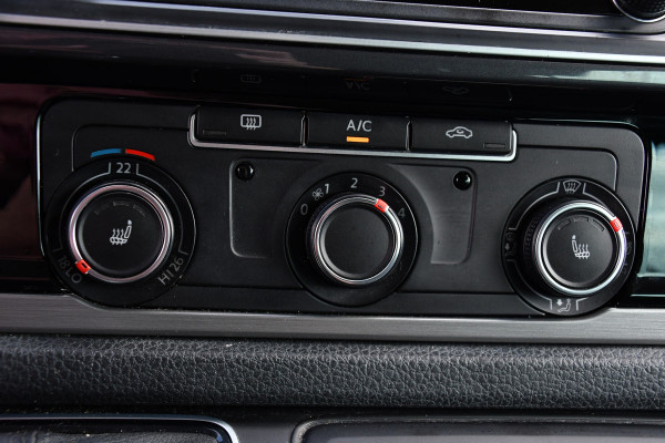 Volkswagen Transporter 2.0 TDI L2H1 DC Highline Adaptieve Cruise, Camera, Carplay, NAVI, Automaat, Trekhaak, LED, 150pk, Uniek!