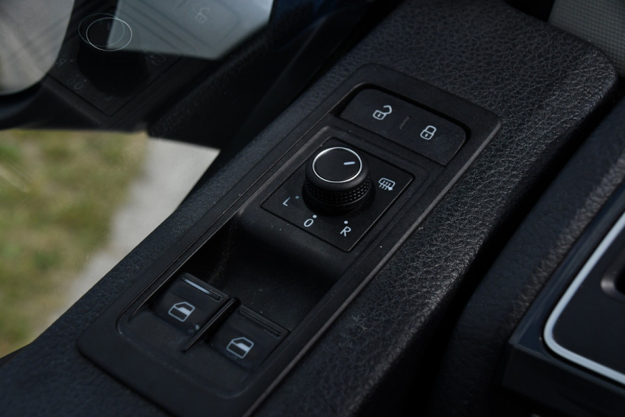 Volkswagen Transporter 2.0 TDI L2H1 DC Highline Adaptieve Cruise, Camera, Carplay, NAVI, Automaat, Trekhaak, LED, 150pk, Uniek!