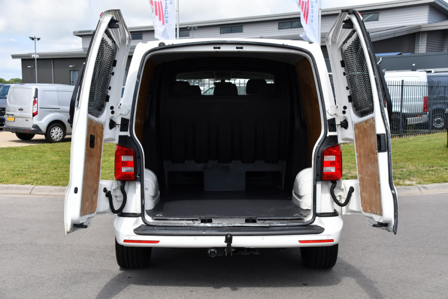 Volkswagen Transporter 2.0 TDI L2H1 DC Highline Adaptieve Cruise, Camera, Carplay, NAVI, Automaat, Trekhaak, LED, 150pk, Uniek!