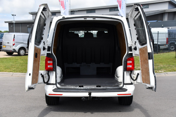 Volkswagen Transporter 2.0 TDI L2H1 DC Highline Adaptieve Cruise, Camera, Carplay, NAVI, Automaat, Trekhaak, LED, 150pk, Uniek!