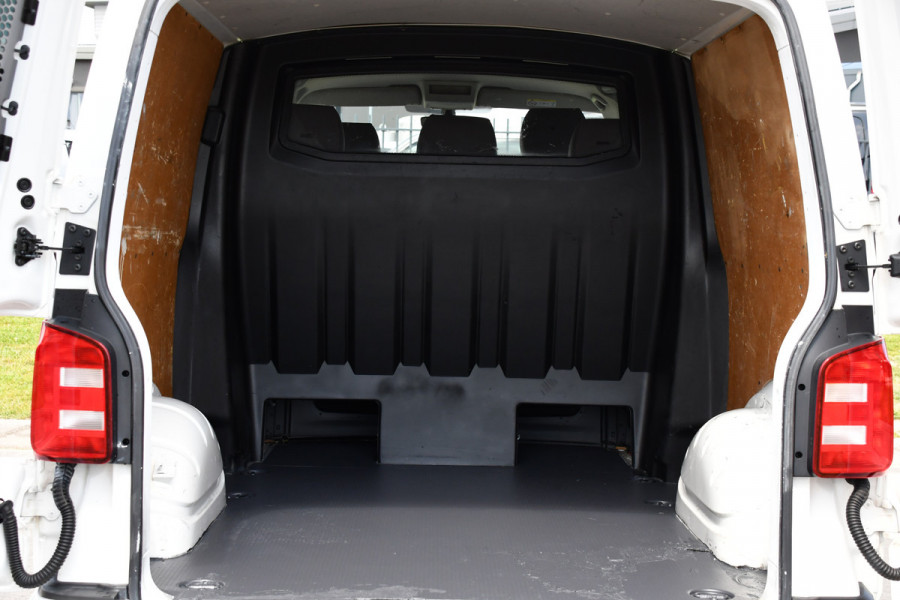 Volkswagen Transporter 2.0 TDI L2H1 DC Highline Adaptieve Cruise, Camera, Carplay, NAVI, Automaat, Trekhaak, LED, 150pk, Uniek!