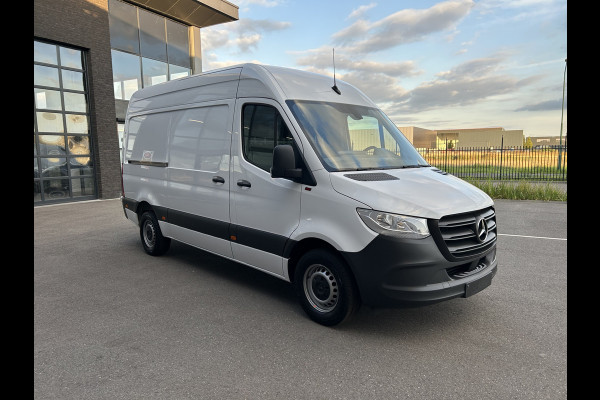 Mercedes-Benz Sprinter 317 CDI L2 H2 Trekhaak / MBUX / Navigatie / Camera / Cruise control / Airco / 270 Graden achterdeuren