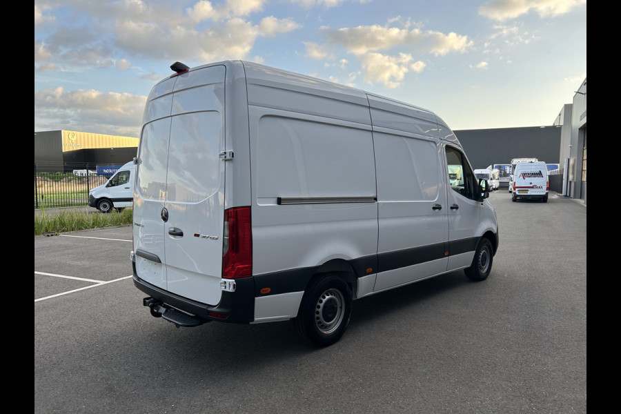 Mercedes-Benz Sprinter 317 CDI L2 H2 Trekhaak / MBUX / Navigatie / Camera / Cruise control / Airco / 270 Graden achterdeuren