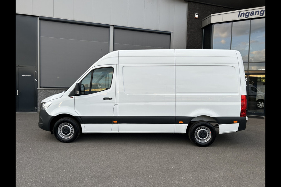 Mercedes-Benz Sprinter 317 CDI L2 H2 Trekhaak / MBUX / Navigatie / Camera / Cruise control / Airco / 270 Graden achterdeuren