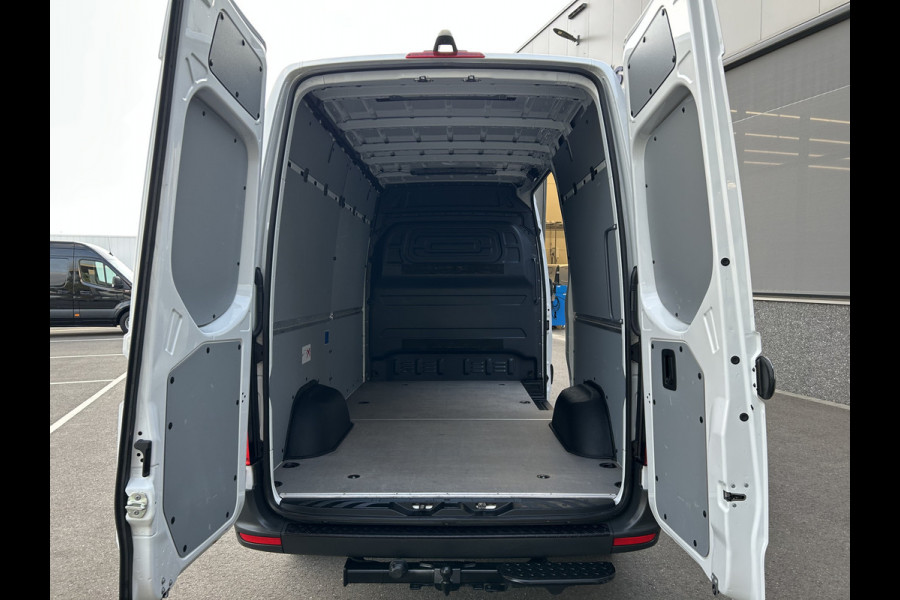 Mercedes-Benz Sprinter 317 CDI L2 H2 Trekhaak / MBUX / Navigatie / Camera / Cruise control / Airco / 270 Graden achterdeuren