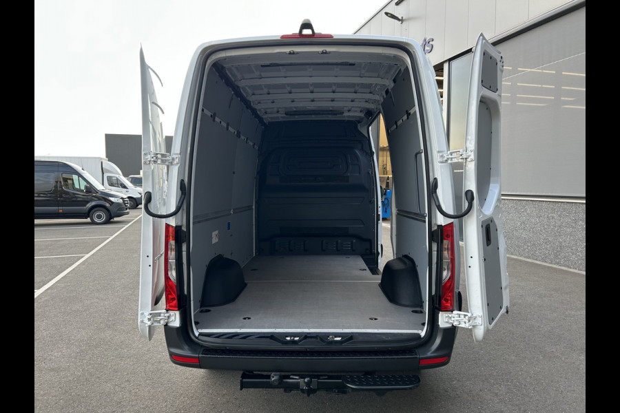 Mercedes-Benz Sprinter 317 CDI L2 H2 Trekhaak / MBUX / Navigatie / Camera / Cruise control / Airco / 270 Graden achterdeuren