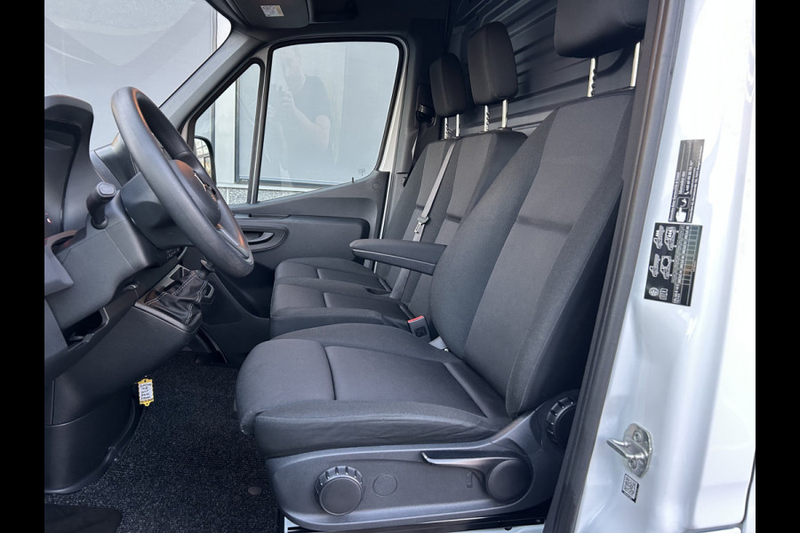 Mercedes-Benz Sprinter 317 CDI L2 H2 Trekhaak / MBUX / Navigatie / Camera / Cruise control / Airco / 270 Graden achterdeuren