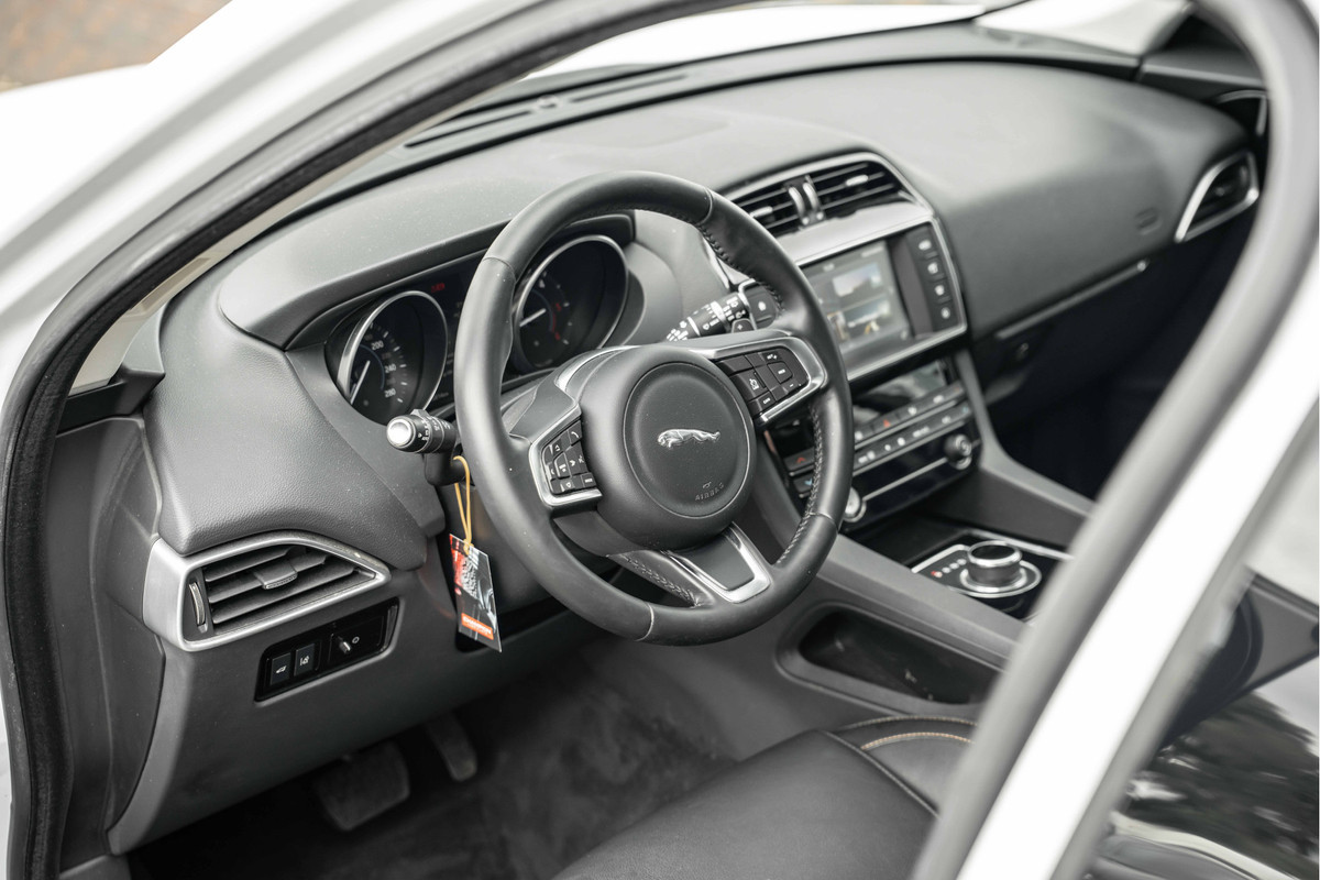 Jaguar F-Pace 2.0 Portfolio AWD 20d | Panoramadak Jaguar F-Pace 2.0 Portfolio AWD 20d | Panoramadak