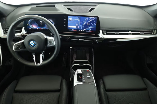 BMW X1 xDrive30e M-SPORT ** MATRIX, NAVI+, PANORAMA, HuD, LEDER, 20-Iinch LMV ** 1E EIG - UNFALLFREI ** ** INFORMEER OOK NAAR ONZE AANTREKKELIJKE FINANCIAL-LEASE TARIEVEN **