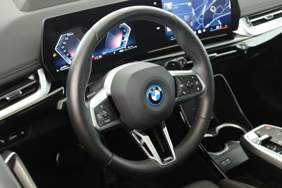BMW X1 xDrive30e M-SPORT ** MATRIX, NAVI+, PANORAMA, HuD, LEDER, 20-Iinch LMV ** 1E EIG - UNFALLFREI ** ** INFORMEER OOK NAAR ONZE AANTREKKELIJKE FINANCIAL-LEASE TARIEVEN **