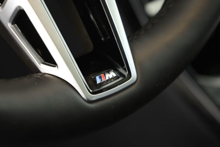 BMW X1 xDrive30e M-SPORT ** MATRIX, NAVI+, PANORAMA, HuD, LEDER, 20-Iinch LMV ** 1E EIG - UNFALLFREI ** ** INFORMEER OOK NAAR ONZE AANTREKKELIJKE FINANCIAL-LEASE TARIEVEN **