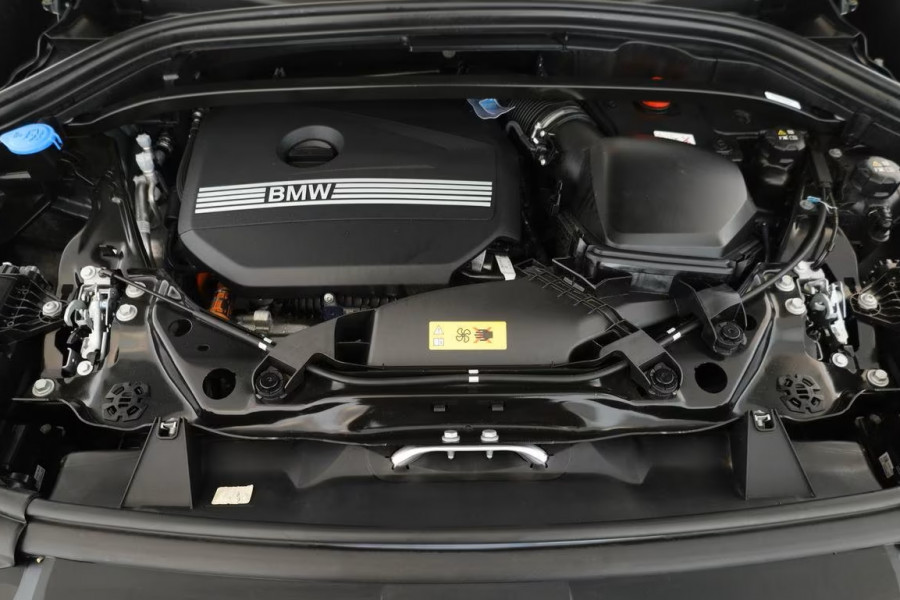 BMW X1 xDrive30e M-SPORT ** MATRIX, NAVI+, PANORAMA, HuD, LEDER, 20-Iinch LMV ** 1E EIG - UNFALLFREI ** ** INFORMEER OOK NAAR ONZE AANTREKKELIJKE FINANCIAL-LEASE TARIEVEN **