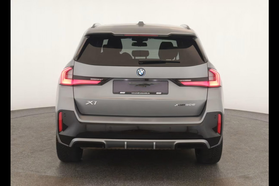 BMW X1 xDrive30e M-SPORT ** MATRIX, NAVI+, PANORAMA, HuD, LEDER, 20-Iinch LMV ** 1E EIG - UNFALLFREI ** ** INFORMEER OOK NAAR ONZE AANTREKKELIJKE FINANCIAL-LEASE TARIEVEN **