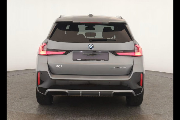 BMW X1 xDrive30e M-SPORT ** MATRIX, NAVI+, PANORAMA, HuD, LEDER, 20-Iinch LMV ** 1E EIG - UNFALLFREI ** ** INFORMEER OOK NAAR ONZE AANTREKKELIJKE FINANCIAL-LEASE TARIEVEN **