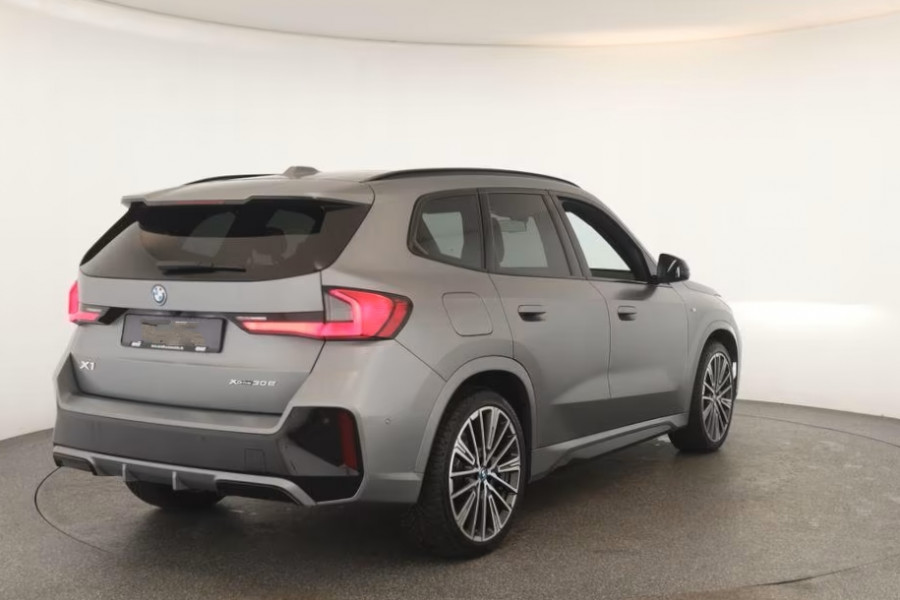 BMW X1 xDrive30e M-SPORT ** MATRIX, NAVI+, PANORAMA, HuD, LEDER, 20-Iinch LMV ** 1E EIG - UNFALLFREI ** ** INFORMEER OOK NAAR ONZE AANTREKKELIJKE FINANCIAL-LEASE TARIEVEN **