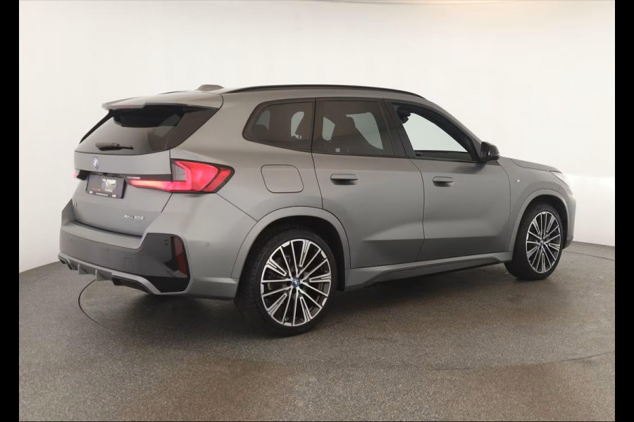 BMW X1 xDrive30e M-SPORT ** MATRIX, NAVI+, PANORAMA, HuD, LEDER, 20-Iinch LMV ** 1E EIG - UNFALLFREI ** ** INFORMEER OOK NAAR ONZE AANTREKKELIJKE FINANCIAL-LEASE TARIEVEN **