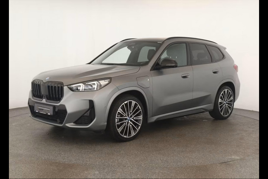 BMW X1 xDrive30e M-SPORT ** MATRIX, NAVI+, PANORAMA, HuD, LEDER, 20-Iinch LMV ** 1E EIG - UNFALLFREI ** ** INFORMEER OOK NAAR ONZE AANTREKKELIJKE FINANCIAL-LEASE TARIEVEN **