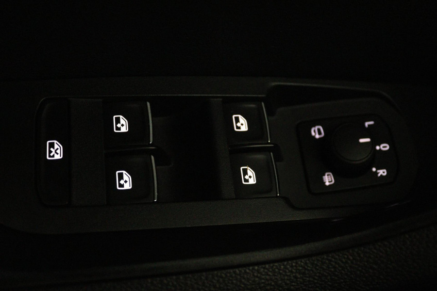 Škoda Karoq 1.5 TSI ACT Style Business (TREKHAAK, STOELVERWARMING, ACHTERUITRIJCAMERA, NAVIGATIE, ELEKTR STOELEN)