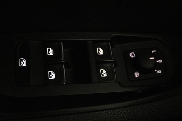 Škoda Karoq 1.5 TSI ACT Style Business (TREKHAAK, STOELVERWARMING, ACHTERUITRIJCAMERA, NAVIGATIE, ELEKTR STOELEN)