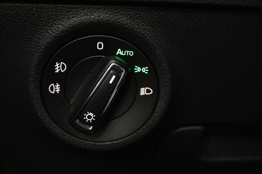 Škoda Karoq 1.5 TSI ACT Style Business (TREKHAAK, STOELVERWARMING, ACHTERUITRIJCAMERA, NAVIGATIE, ELEKTR STOELEN)