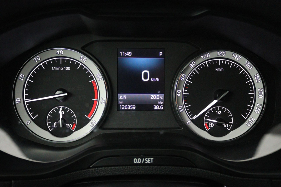 Škoda Karoq 1.5 TSI ACT Style Business (TREKHAAK, STOELVERWARMING, ACHTERUITRIJCAMERA, NAVIGATIE, ELEKTR STOELEN)
