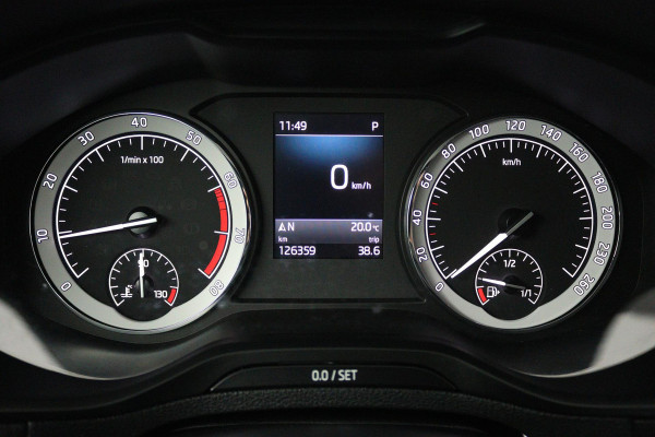 Škoda Karoq 1.5 TSI ACT Style Business (TREKHAAK, STOELVERWARMING, ACHTERUITRIJCAMERA, NAVIGATIE, ELEKTR STOELEN)