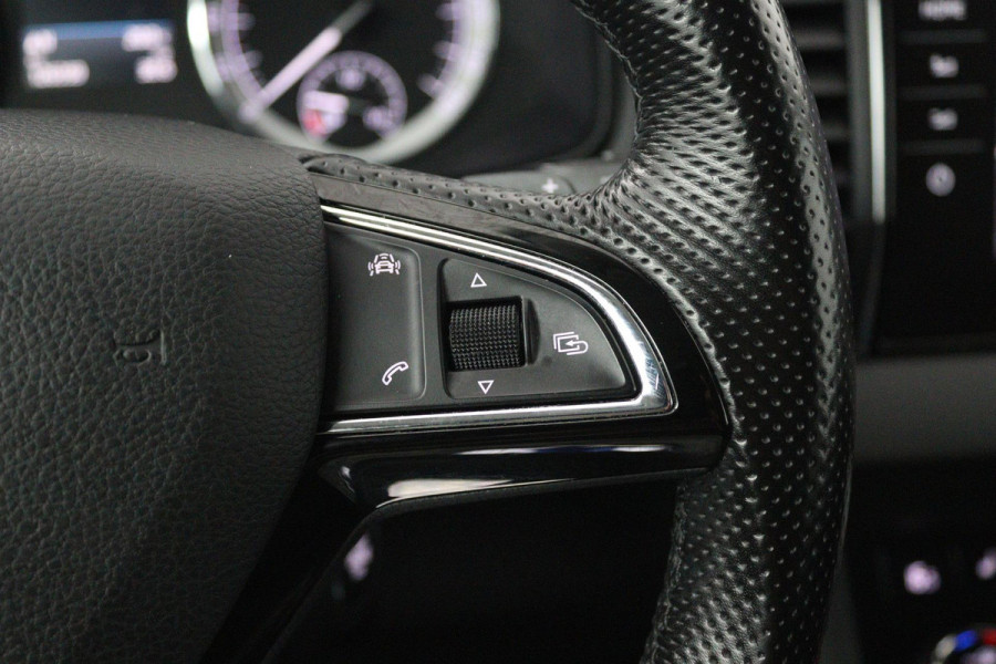Škoda Karoq 1.5 TSI ACT Style Business (TREKHAAK, STOELVERWARMING, ACHTERUITRIJCAMERA, NAVIGATIE, ELEKTR STOELEN)