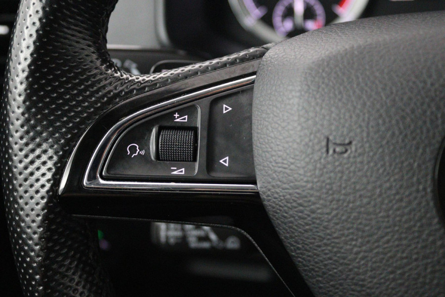 Škoda Karoq 1.5 TSI ACT Style Business (TREKHAAK, STOELVERWARMING, ACHTERUITRIJCAMERA, NAVIGATIE, ELEKTR STOELEN)