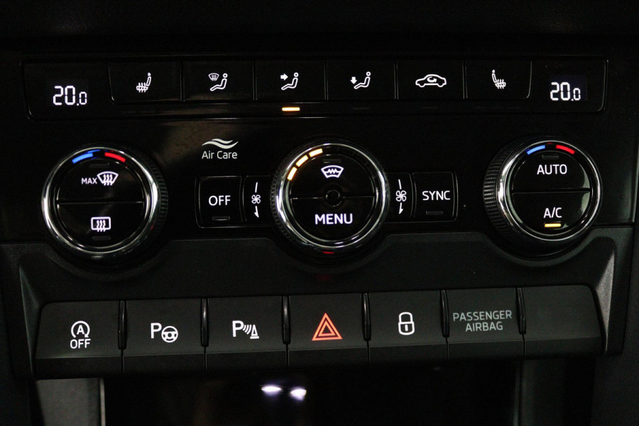 Škoda Karoq 1.5 TSI ACT Style Business (TREKHAAK, STOELVERWARMING, ACHTERUITRIJCAMERA, NAVIGATIE, ELEKTR STOELEN)