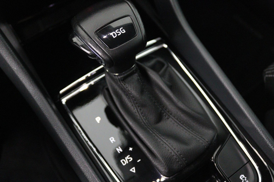 Škoda Karoq 1.5 TSI ACT Style Business (TREKHAAK, STOELVERWARMING, ACHTERUITRIJCAMERA, NAVIGATIE, ELEKTR STOELEN)