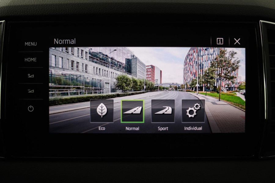 Škoda Karoq 1.5 TSI ACT Style Business (TREKHAAK, STOELVERWARMING, ACHTERUITRIJCAMERA, NAVIGATIE, ELEKTR STOELEN)