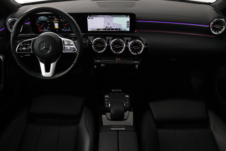 Mercedes-Benz CLA-Klasse Shooting Brake 200 Business Solution Luxury (PANORAMADAK, SFEERVERLICHTING, STOELVERARMING, CAMERA)