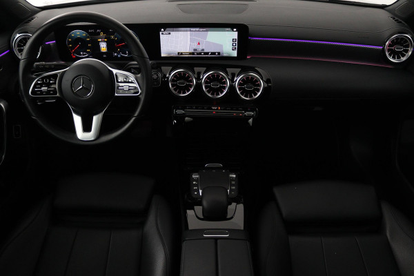 Mercedes-Benz CLA-Klasse Shooting Brake 200 Business Solution Luxury (PANORAMADAK, SFEERVERLICHTING, STOELVERARMING, CAMERA)