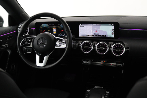 Mercedes-Benz CLA-Klasse Shooting Brake 200 Business Solution Luxury (PANORAMADAK, SFEERVERLICHTING, STOELVERARMING, CAMERA)
