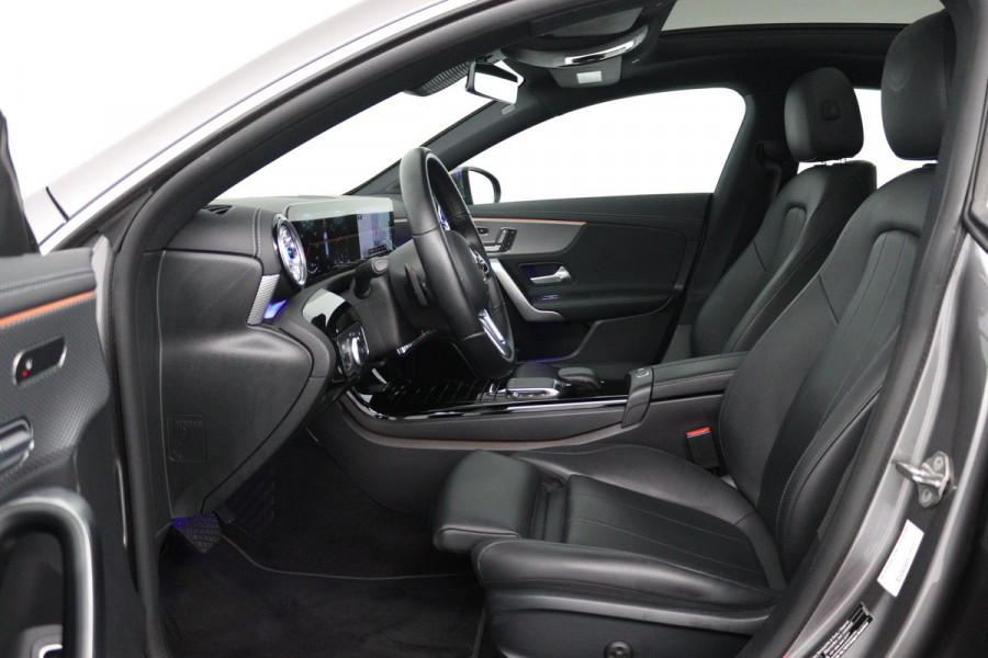 Mercedes-Benz CLA-Klasse Shooting Brake 200 Business Solution Luxury (PANORAMADAK, SFEERVERLICHTING, STOELVERARMING, CAMERA)