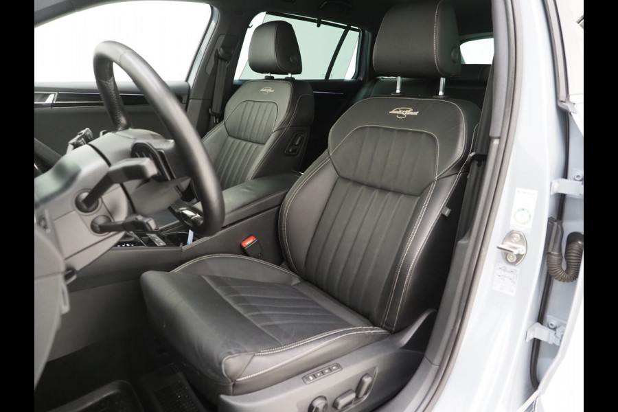 Škoda Superb Combi 1.4 TSI iV Laurin & Klement | Panoramadak | Trekhaak | Canton | Keyless | Adaptive Cruise | Carplay