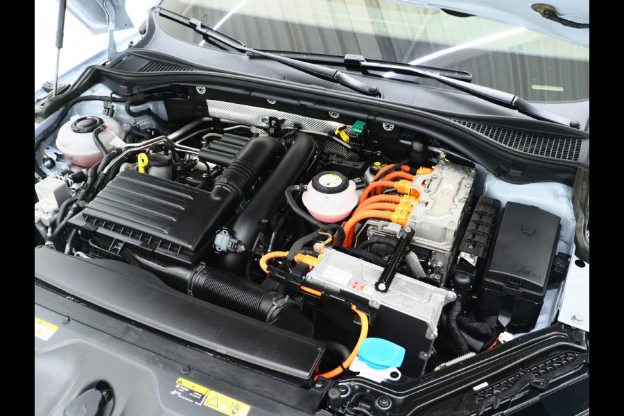Škoda Superb Combi 1.4 TSI iV Laurin & Klement | Panoramadak | Trekhaak | Canton | Keyless | Adaptive Cruise | Carplay