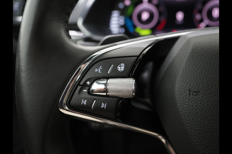Škoda Superb Combi 1.4 TSI iV Laurin & Klement | Panoramadak | Trekhaak | Canton | Keyless | Adaptive Cruise | Carplay