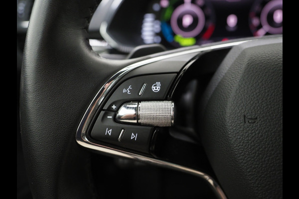 Škoda Superb Combi 1.4 TSI iV Laurin & Klement | Panoramadak | Trekhaak | Canton | Keyless | Adaptive Cruise | Carplay