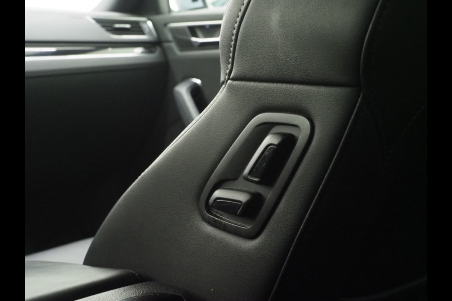 Škoda Superb Combi 1.4 TSI iV Laurin & Klement | Panoramadak | Trekhaak | Canton | Keyless | Adaptive Cruise | Carplay