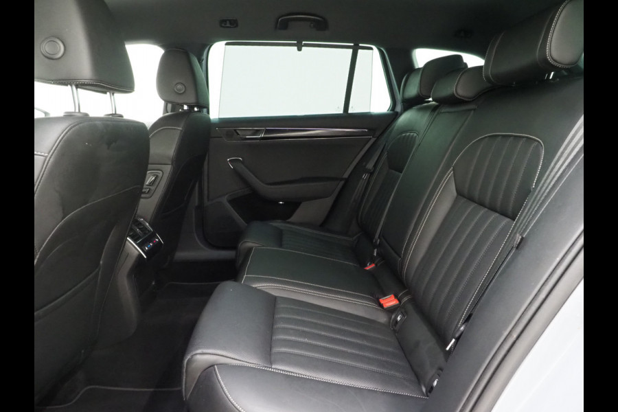 Škoda Superb Combi 1.4 TSI iV Laurin & Klement | Panoramadak | Trekhaak | Canton | Keyless | Adaptive Cruise | Carplay