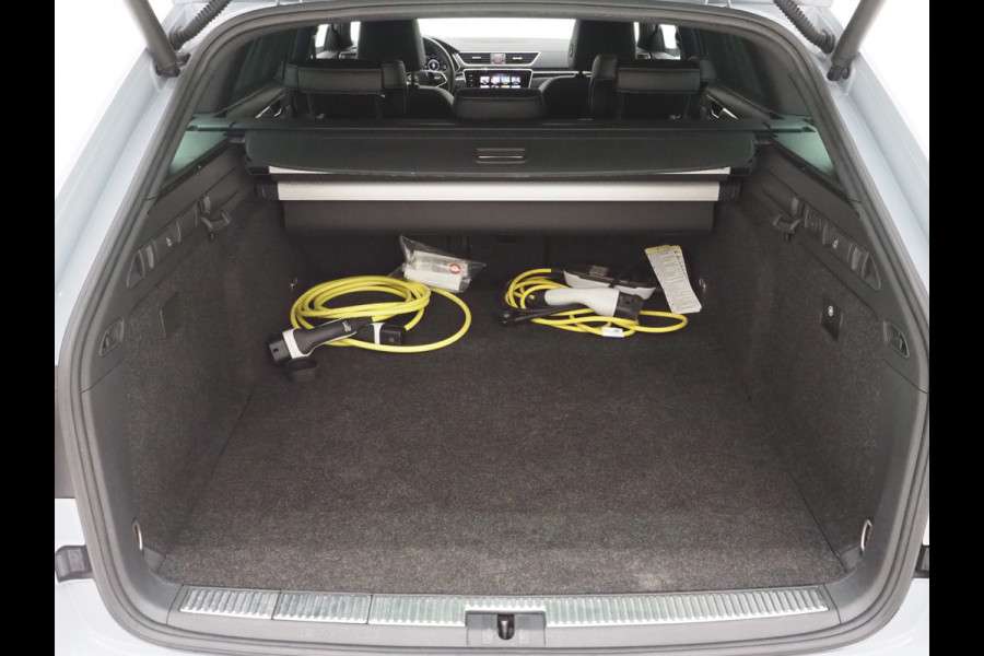Škoda Superb Combi 1.4 TSI iV Laurin & Klement | Panoramadak | Trekhaak | Canton | Keyless | Adaptive Cruise | Carplay