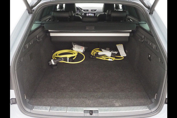 Škoda Superb Combi 1.4 TSI iV Laurin & Klement | Panoramadak | Trekhaak | Canton | Keyless | Adaptive Cruise | Carplay