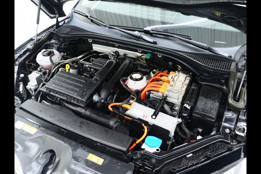 Škoda Superb Combi 1.4 TSI iV Laurin & Klement | Panoramadak | Trekhaak | Canton | Massage | Keyless | Adaptive Cruise