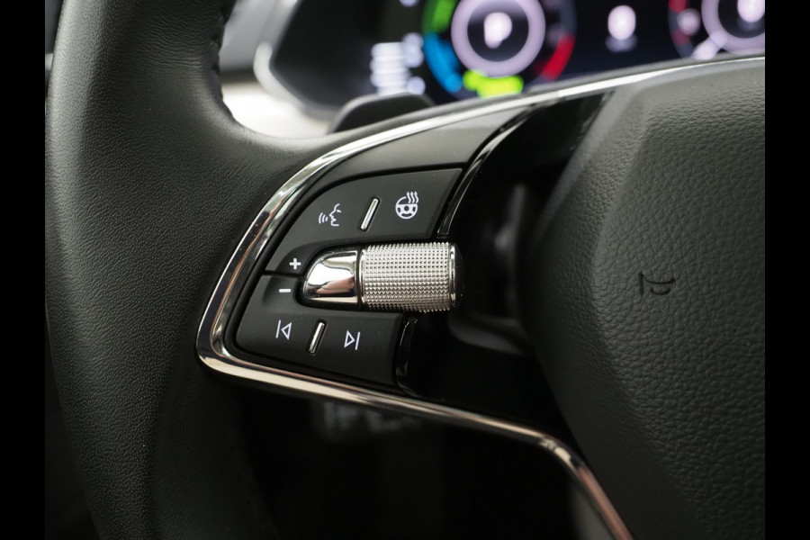 Škoda Superb Combi 1.4 TSI iV Laurin & Klement | Panoramadak | Trekhaak | Canton | Massage | Keyless | Adaptive Cruise